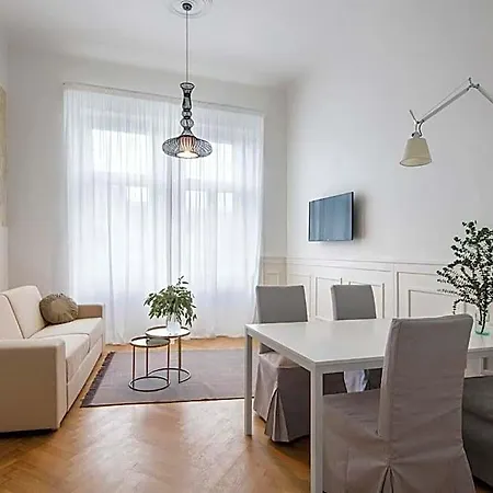 Holeckova 4*